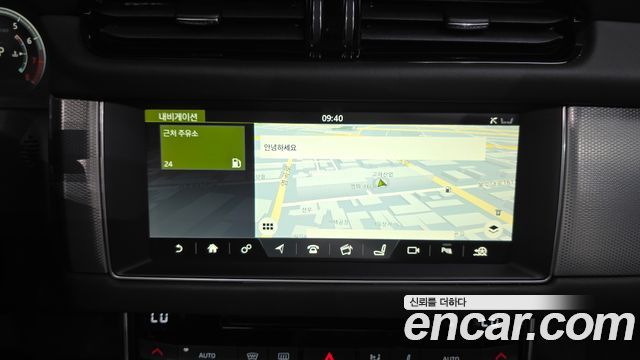 Jaguar XF 2018 — photo 14