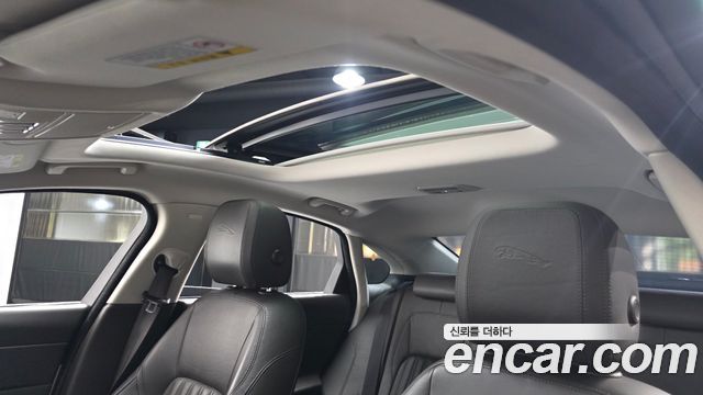 Jaguar XF 2018 — photo 18