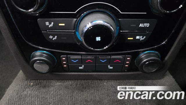 Jaguar XF 2018 — photo 19