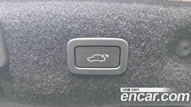 Jaguar XF 2018 — photo 20