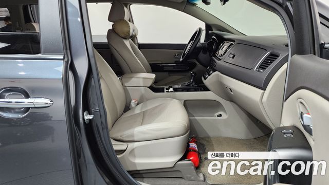Kia Canival 2015 — photo 16