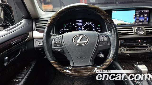 Lexus LS 2015 — photo 19
