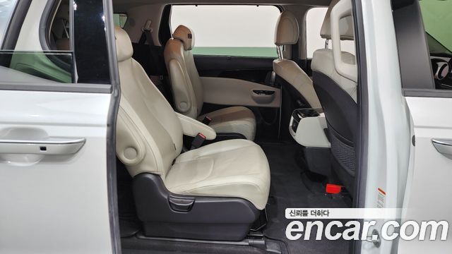 Kia Canival 2021 — photo 17