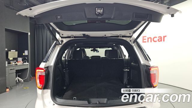 Ford Explorer 2018 — photo 20