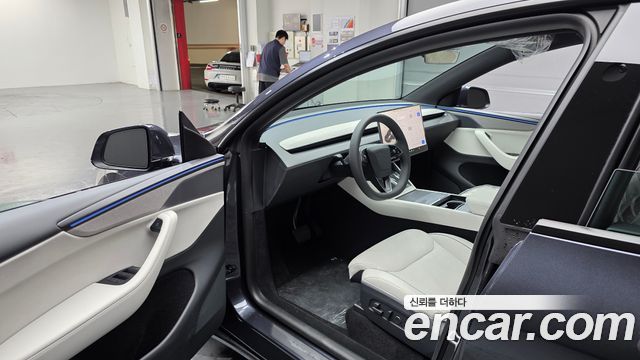 Tesla Model Y 2026 — photo 13