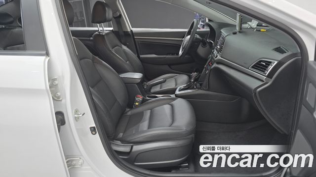 Hyundai AVANTE 2017 — photo 11