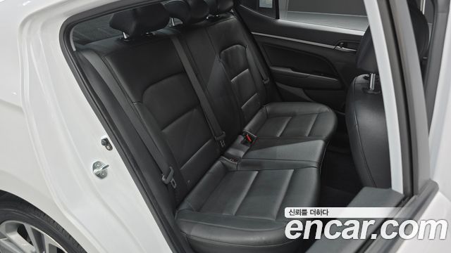 Hyundai AVANTE 2017 — photo 12