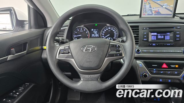 Hyundai AVANTE 2017 — photo 13