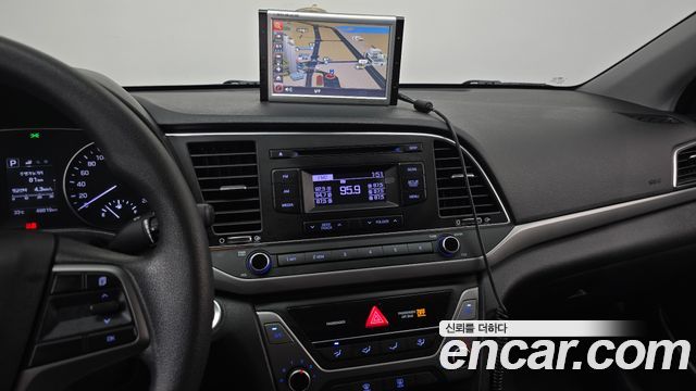 Hyundai AVANTE 2017 — photo 14