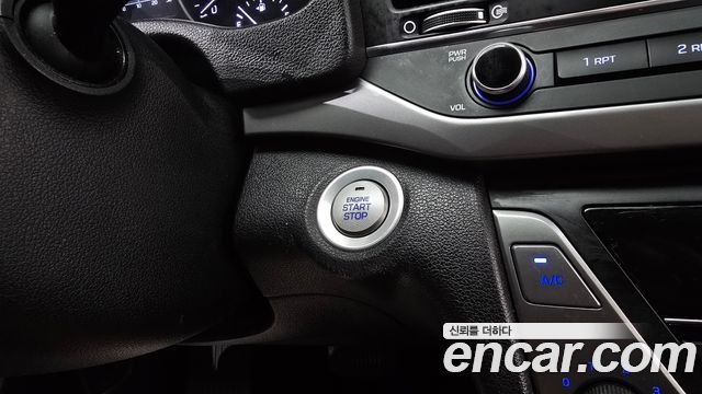 Hyundai AVANTE 2017 — photo 18