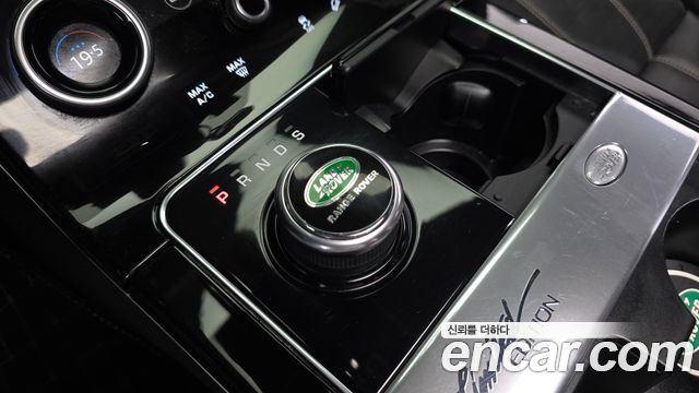 Land Rover Range Rover Velar 2019 — photo 12