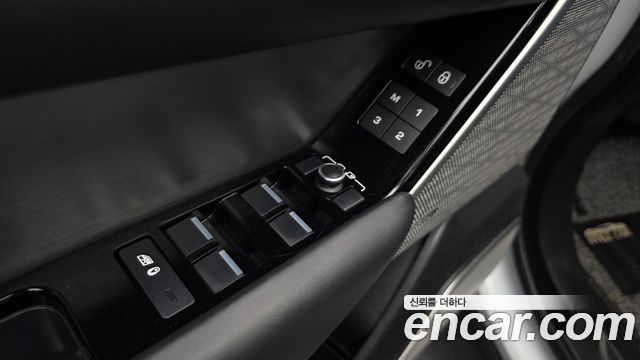 Land Rover Range Rover Velar 2019 — photo 30