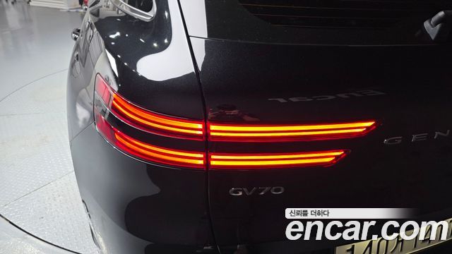 Genesis GV70 2023 — photo 9