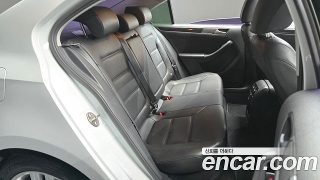 Volkswagen Jetta 2015 — photo 11