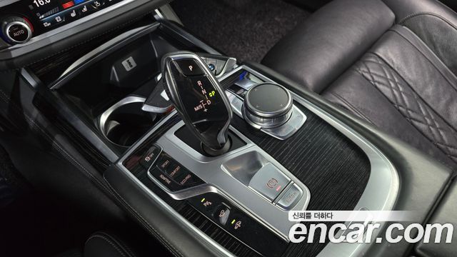 BMW 7-Series 2017 — photo 12