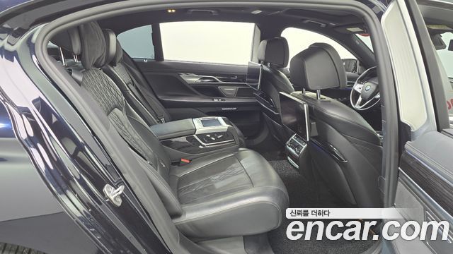 BMW 7-Series 2017 — photo 17