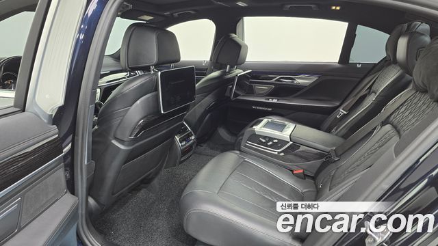 BMW 7-Series 2017 — photo 25