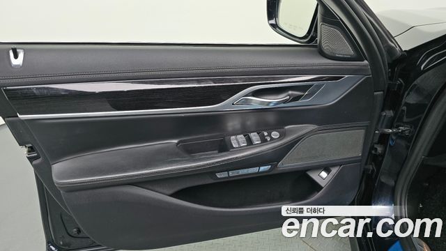 BMW 7-Series 2017 — photo 14