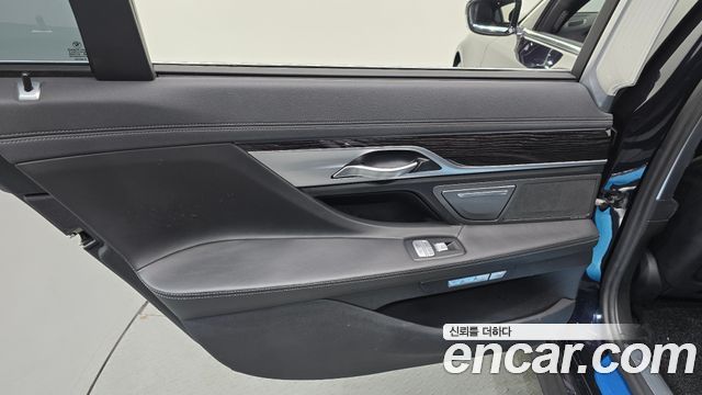 BMW 7-Series 2017 — photo 15
