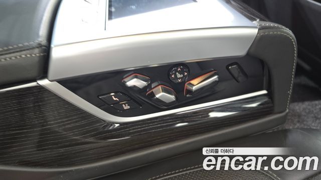 BMW 7-Series 2017 — photo 30