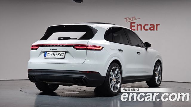Porsche Cayenne 2023 — photo 2