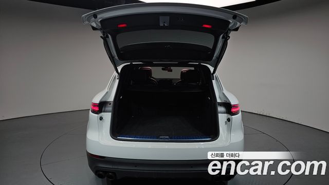 Porsche Cayenne 2023 — photo 26