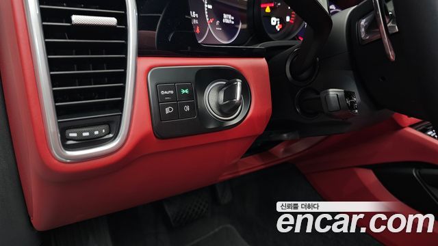 Porsche Cayenne 2023 — photo 29