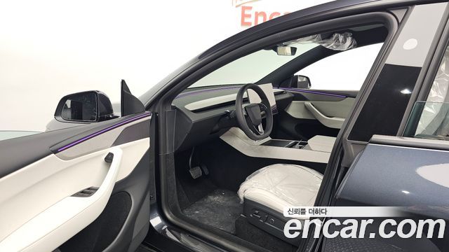 Tesla Model Y 2026 — photo 13