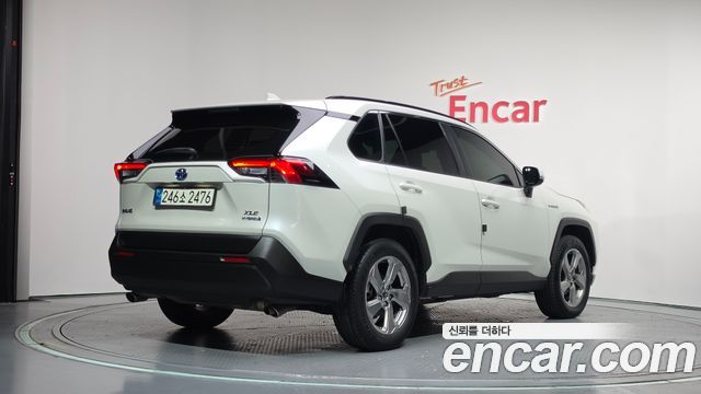 Toyota RAV4 2021 — photo 2