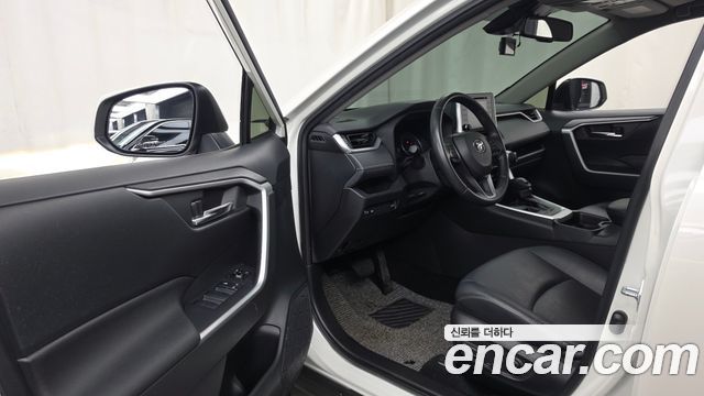 Toyota RAV4 2021 — photo 13