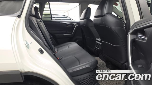 Toyota RAV4 2021 — photo 18