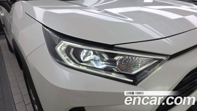 Toyota RAV4 2021 — photo 8