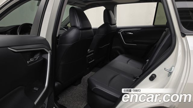 Toyota RAV4 2021 — photo 16