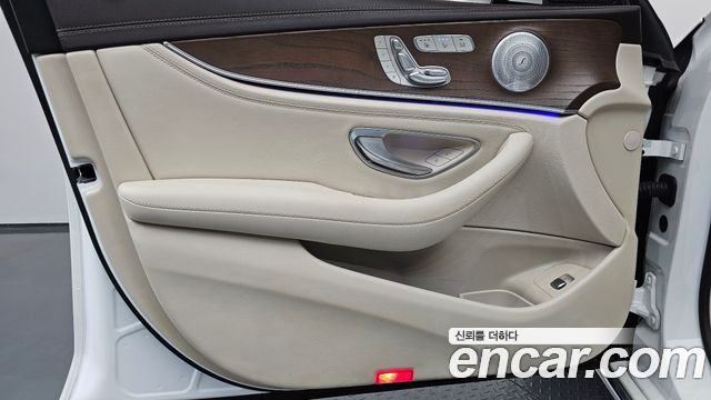 Mercedes-Benz E-Class 2020 — photo 14