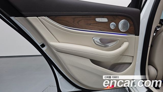 Mercedes-Benz E-Class 2020 — photo 15