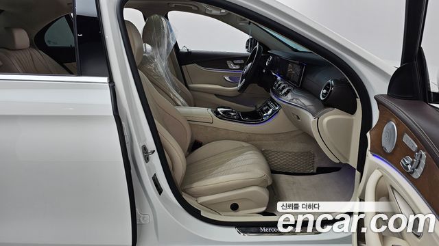 Mercedes-Benz E-Class 2020 — photo 16