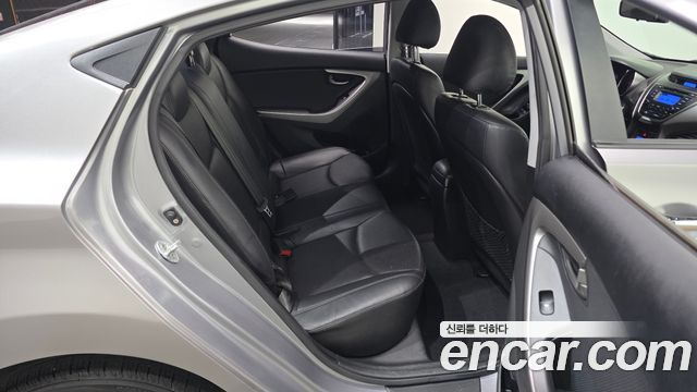 Hyundai AVANTE 2014 — photo 17