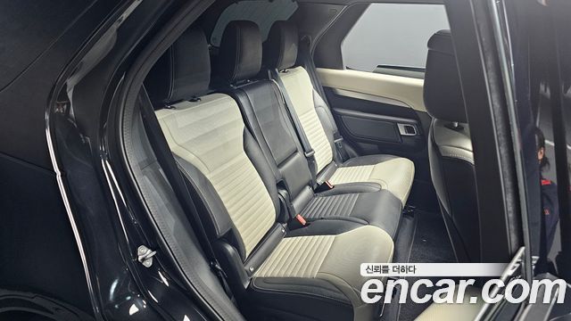 Land Rover Discovery 2023 — photo 17