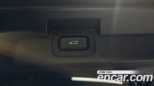 Land Rover Discovery 2023 — photo 32