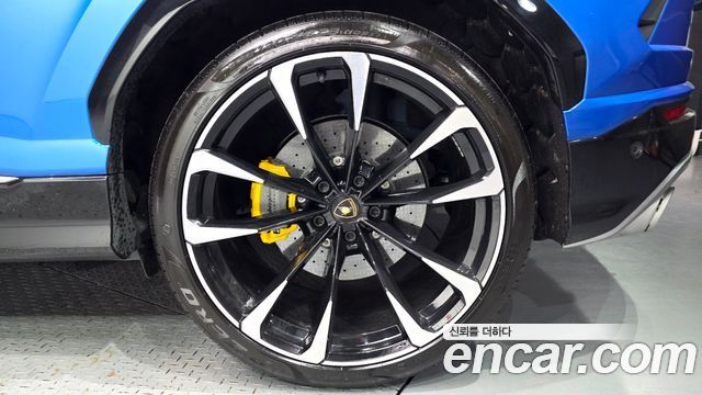 Lamborghini Urus 2021 — photo 7
