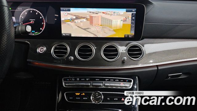 Mercedes-Benz E-Class 2019 — photo 18