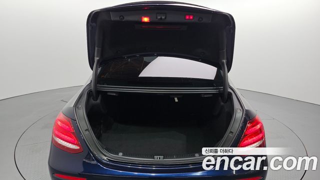 Mercedes-Benz E-Class 2019 — photo 26