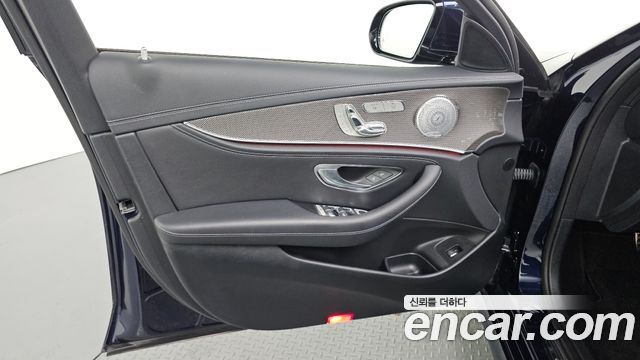 Mercedes-Benz E-Class 2019 — photo 14