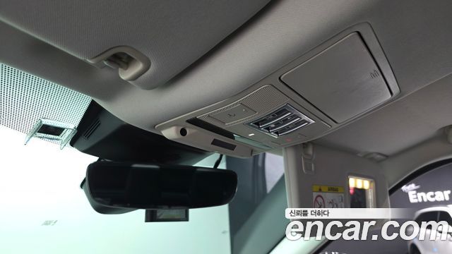 Land Rover Discovery 2018 — photo 24