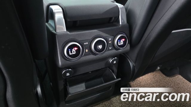 Land Rover Discovery 2018 — photo 25