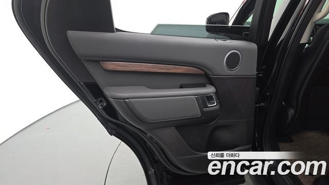 Land Rover Discovery 2018 — photo 15