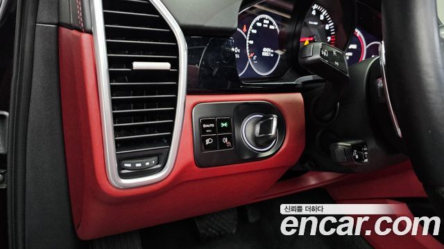 Porsche Cayenne 2019 — photo 32