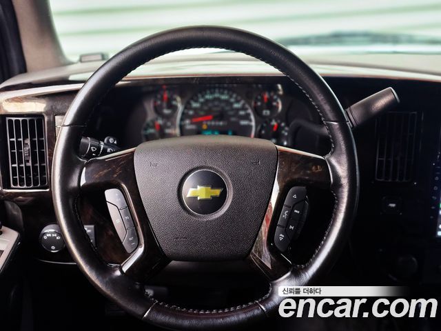 Chevrolet Express Van 2015 — photo 11
