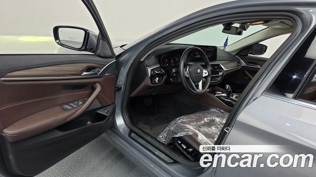 BMW 5-Series 2023 — photo 10