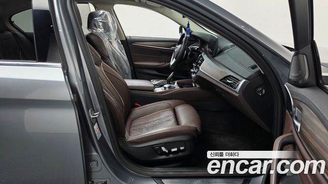 BMW 5-Series 2023 — photo 11